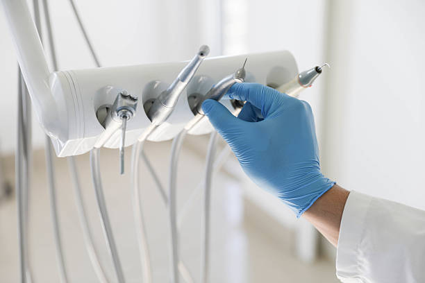 Professional Wisdom Tooth Removal technician working in Las Maravillas, NM
